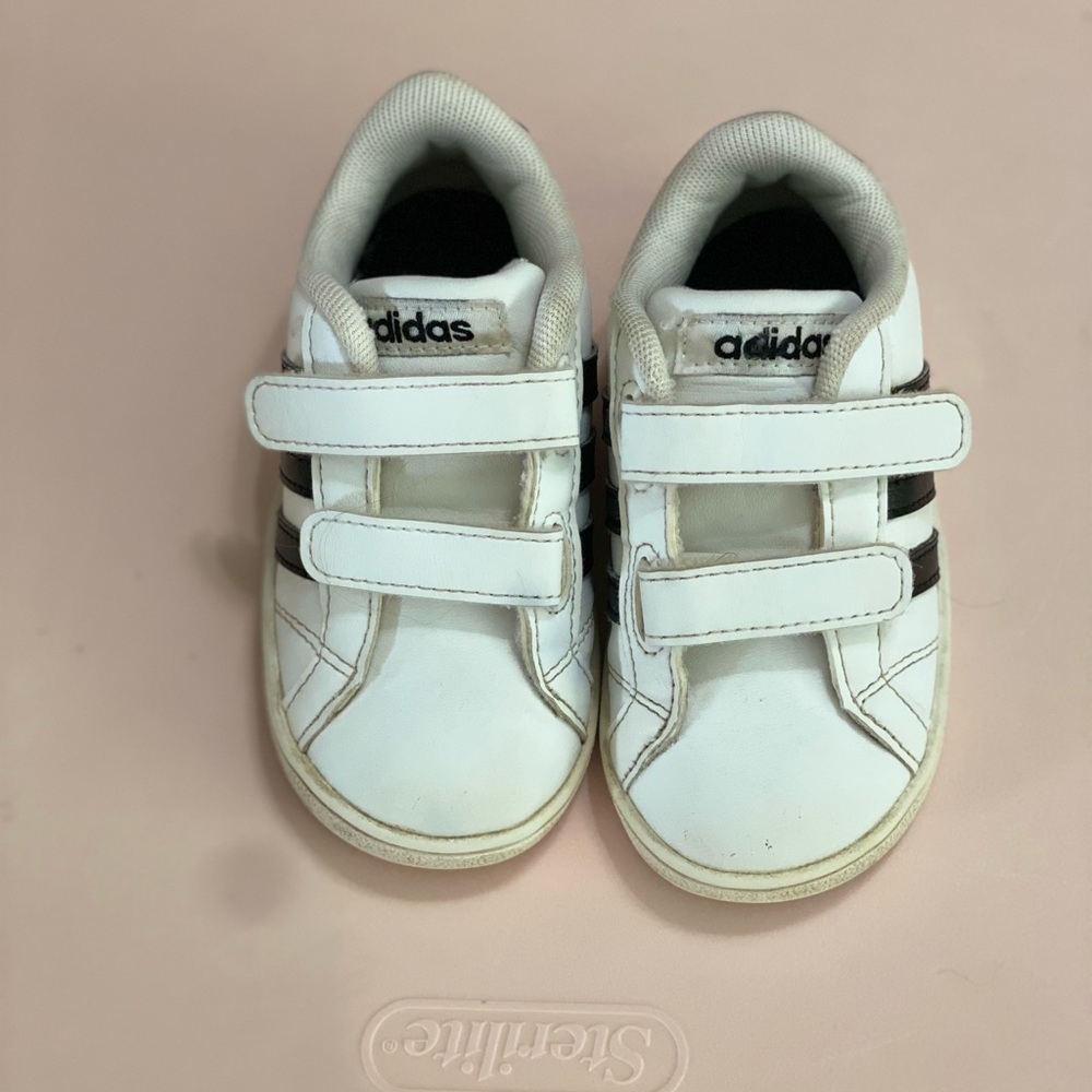 Adidas unisex white and black shoes size 6k